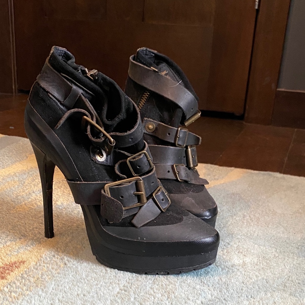 Burberry Aviator Buckle Black Buckle Heels Size 37.5